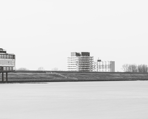 Zicht op Delfzijl vanaf de Eems