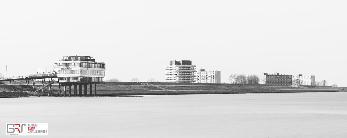 Zicht op Delfzijl vanaf de Eems