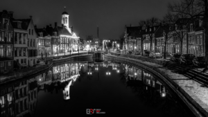 Dokkum vanaf bruggetje bij de Vleesmarkt in zw