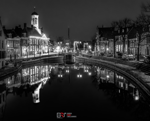 Dokkum vanaf bruggetje bij de Vleesmarkt in zw