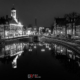Dokkum vanaf bruggetje bij de Vleesmarkt in zw