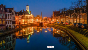 Dokkum vanaf het bruggetje bij de Vleesmarkt