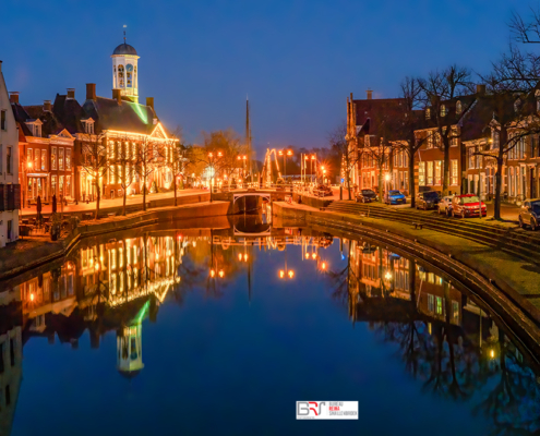 Dokkum vanaf het bruggetje bij de Vleesmarkt