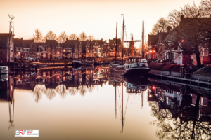 Zicht op Dokkum vanaf fietsbruggetje Halvemaanspoort