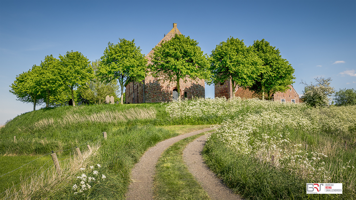 Kerk Ezing met fluitekruid
