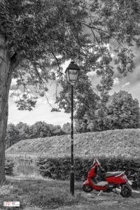 Scooter in zwart-wit met rood accent