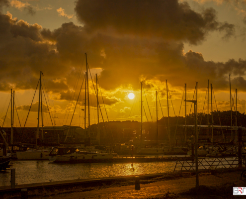 Gouden zonsopkomst in de jachthaven van Vlieland