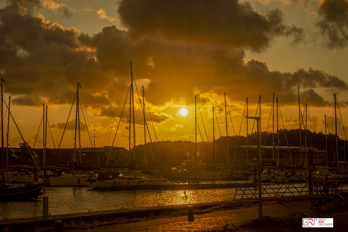 Gouden zonsopkomst in de jachthaven van Vlieland