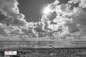 Laagwater Waddenzee met golfbreker en sunburst