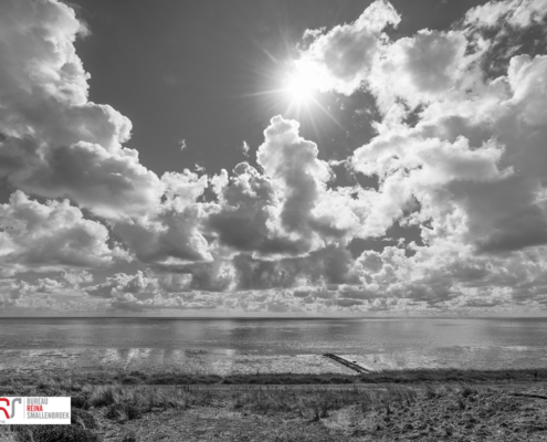 Laagwater Waddenzee met golfbreker en sunburst