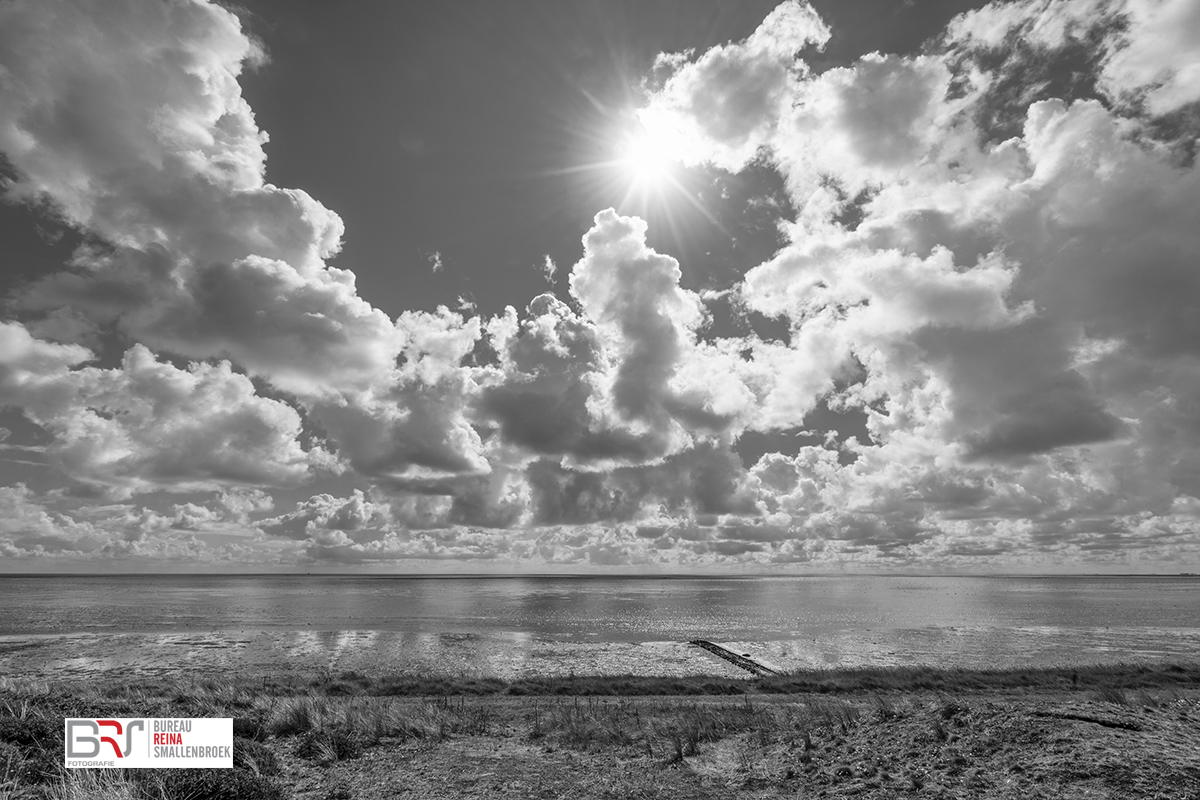 Laagwater Waddenzee met golfbreker en sunburst