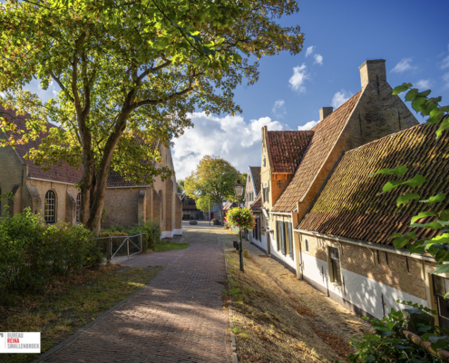 Nikolaaskerk en Het Armhuis vanaf Voetpad Kerkplein Oost-Vlieland