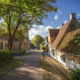 Nikolaaskerk en Het Armhuis vanaf Voetpad Kerkplein Oost-Vlieland