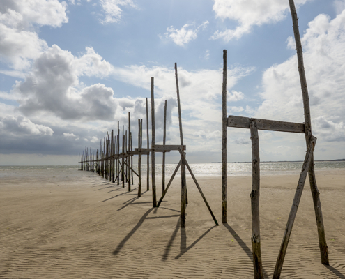 Restanten van de voormalige steiger op Vlieland van de boot naar Texel