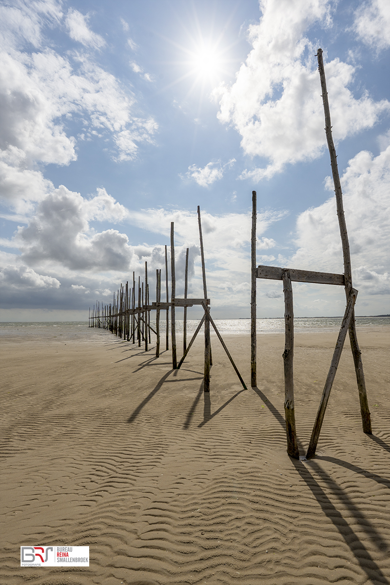 Restanten van de voormalige steiger op Vlieland van de boot naar Texel