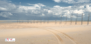 Restanten voormalige steiger Vlieland-Texel met bandenspoor