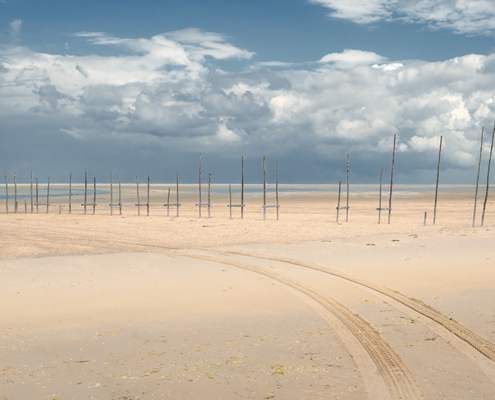 Restanten voormalige steiger Vlieland-Texel met bandenspoor
