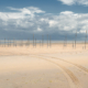 Restanten voormalige steiger Vlieland-Texel met bandenspoor
