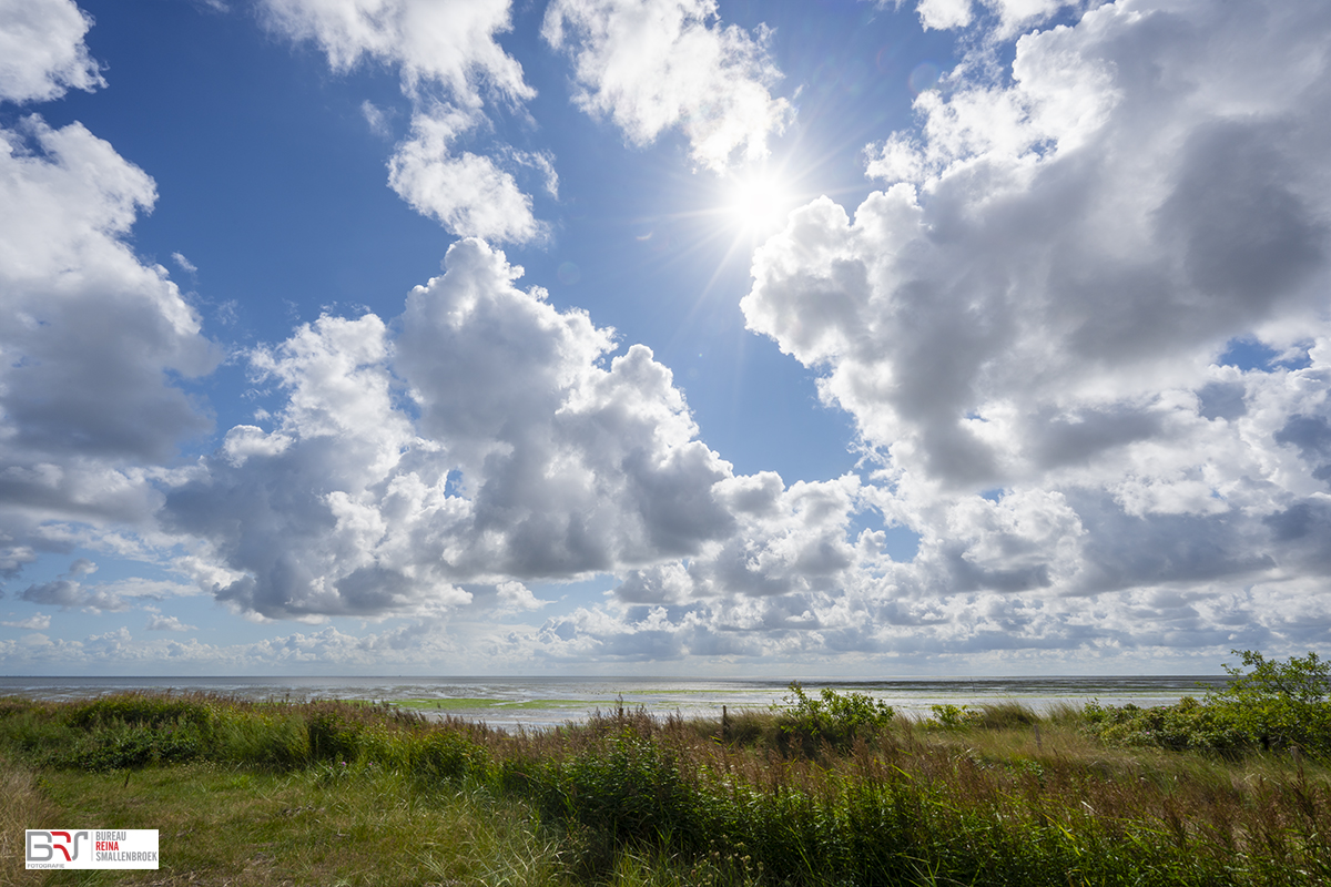 Waddenzee met sunburst en flare
