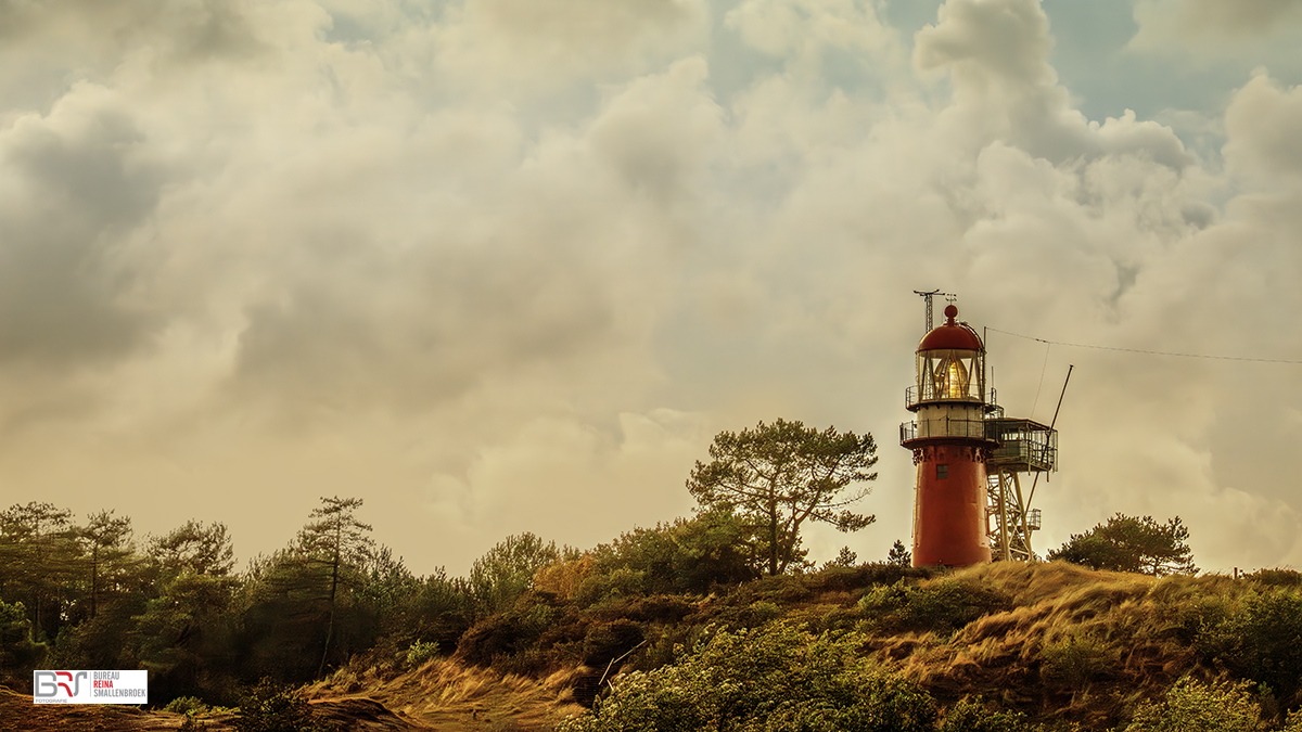 vuurtoren Vlieland warm met wolkenlucht