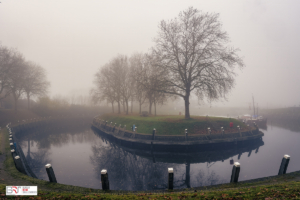 Binnenhaven of oude haven Vollenhove in de mist