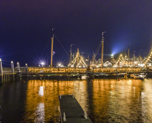 Verlichte Westerhaven Urk tijdens blue hour