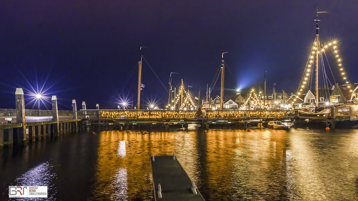 Verlichte Westerhaven Urk tijdens blue hour