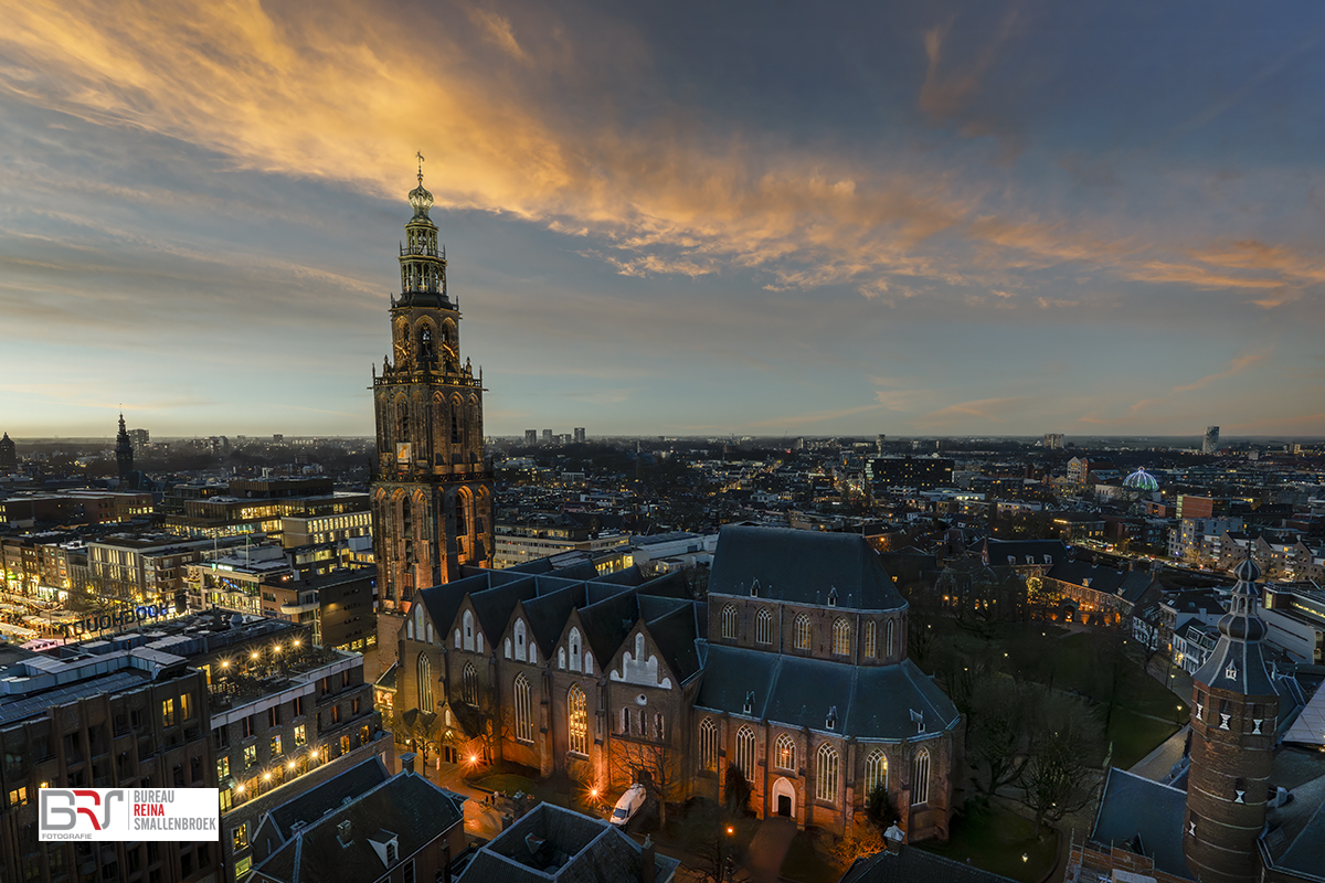 Martinikerk vanaf Forum tijdens zonsondergang