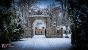 Doorkijkje poort en brug Kasteel Nienoord Leek in de sneeuw