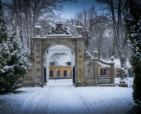 Doorkijkje poort en brug Kasteel Nienoord Leek in de sneeuw