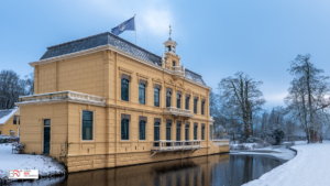 Zijaanzicht Borg Nienoord in de sneeuw