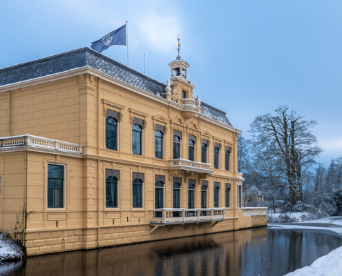 Zijaanzicht Borg Nienoord in de sneeuw