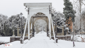 burg en poort nienoord in de sneeuw