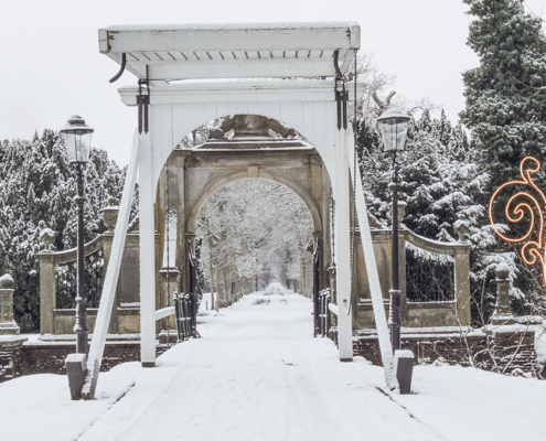 burg en poort nienoord in de sneeuw