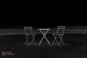 een tafel met 2 stoelen symmetrisch