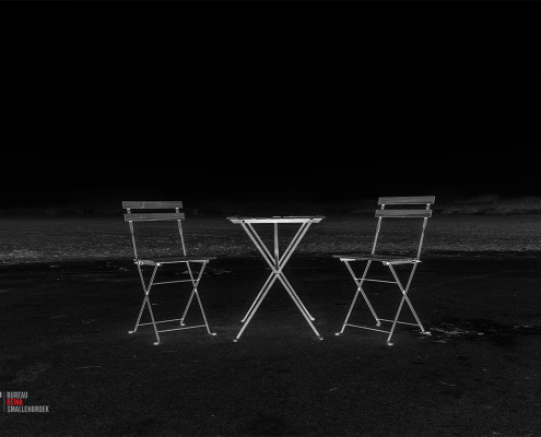 een tafel met 2 stoelen symmetrisch