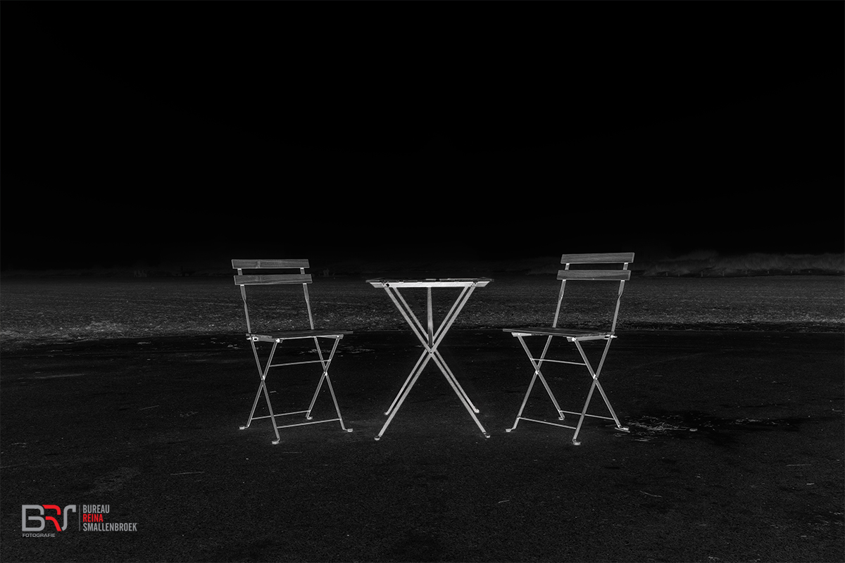 een tafel met 2 stoelen symmetrisch