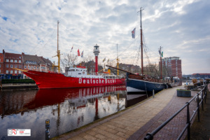 oud en nieuw schip in de haven van Emden
