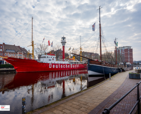 oud en nieuw schip in de haven van Emden