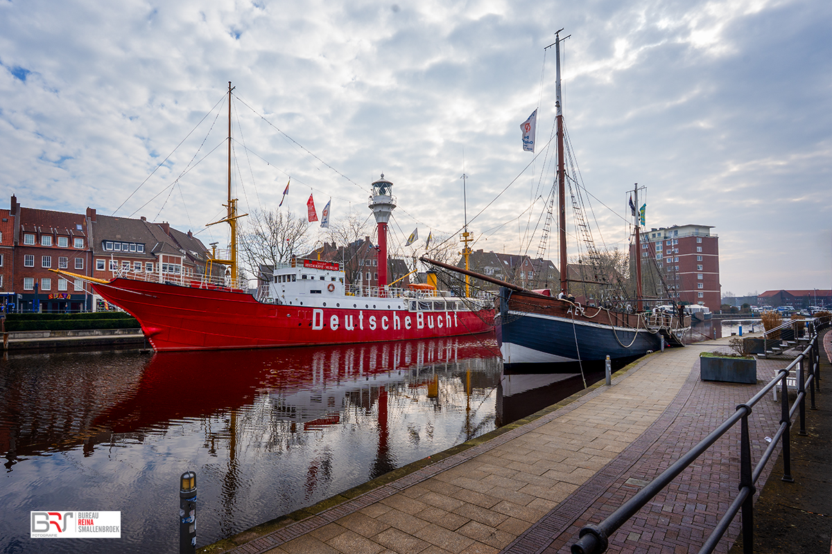 oud en nieuw schip in de haven van Emden
