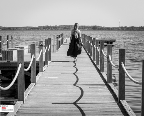 model op de steiger bij het Gooimeer