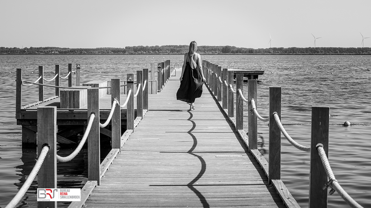 model op de steiger bij het Gooimeer